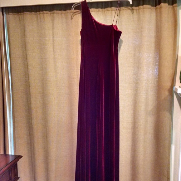 NWT Rimini by Shaw one shoulder garnet gown - Picture 5 of 7